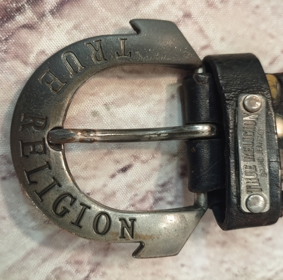 True Religion Horse Shoe Studded Biker Logo Rare Buckle Belt 48" - Picture 2 of 15